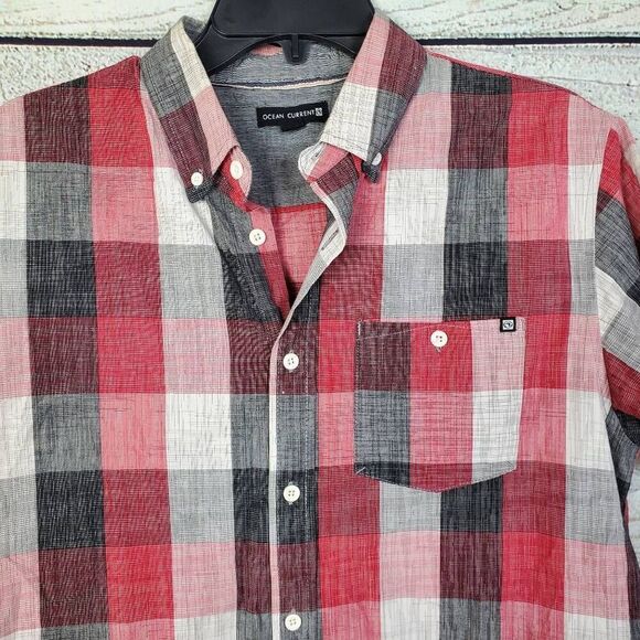 Ocean Current Men’s Button Up Shirt Medium Red Black Plaid Short Sleeve 100% Cot - Picture 2 of 6